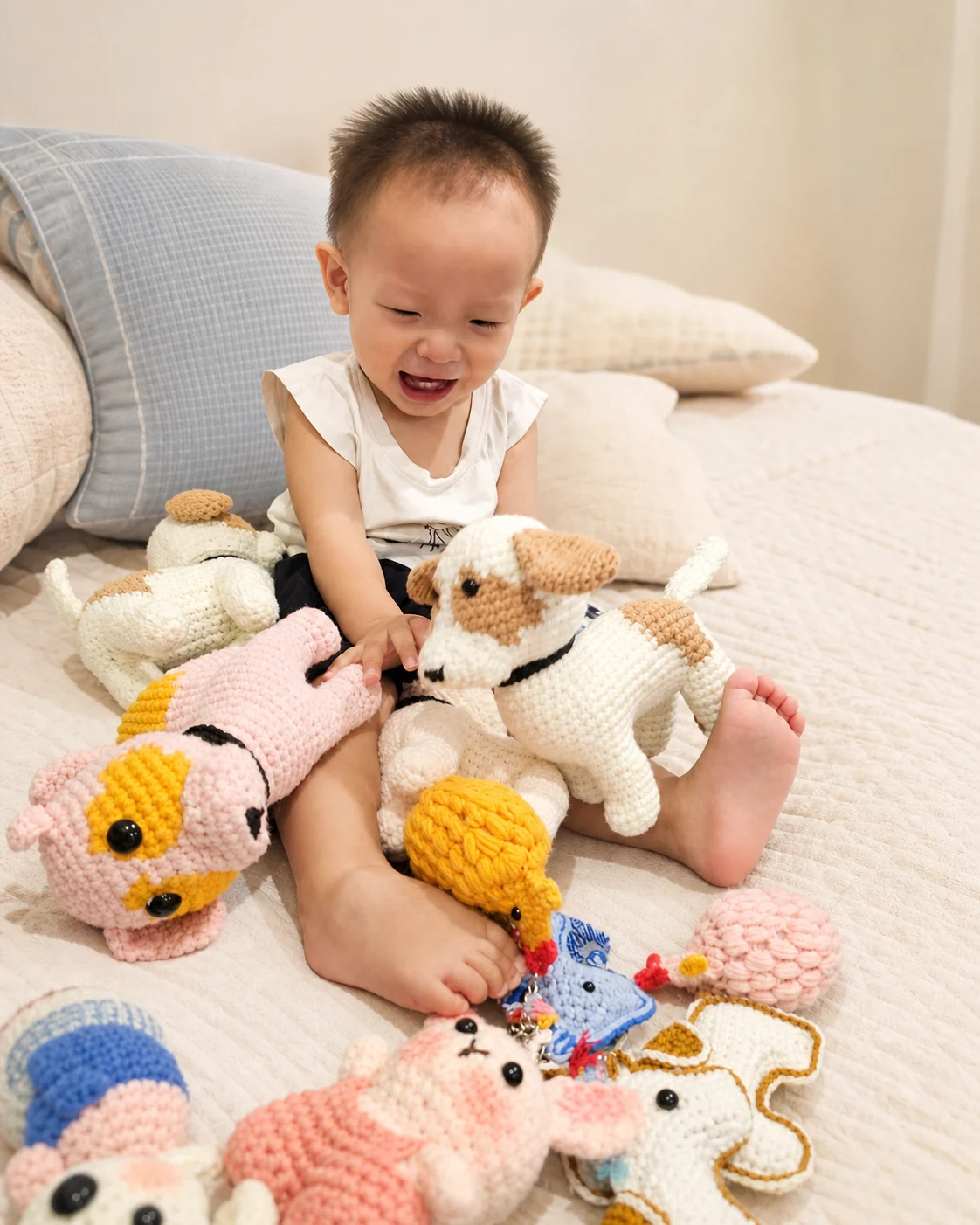 Em bé vui chơi cùng những người bạn bằng len